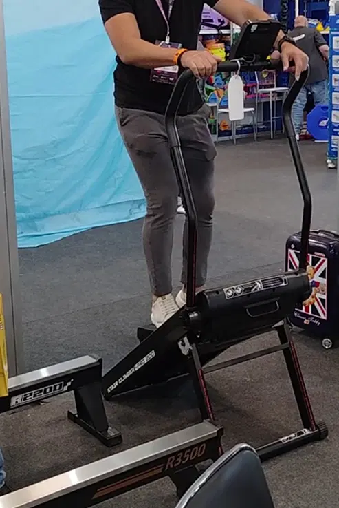 Visitor trying the Stair Stepper at Fitness Brasil Expo 2025