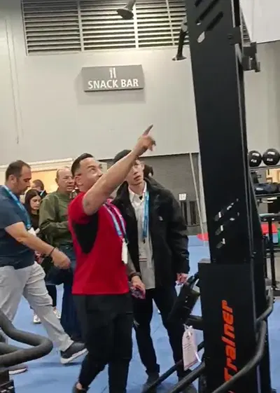 Visitor testing VEKTOR SKI at HFA 2025