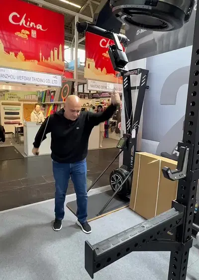 Visitor testing VEKTOR SKI at ISPO 2025