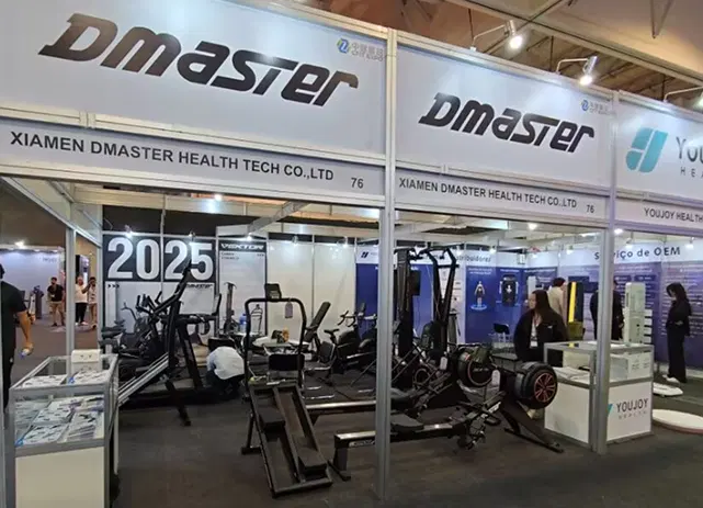 Visitors exploring VEKTOR equipment at Fitness Brasil Expo 2025