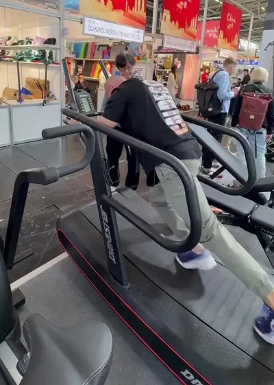 Curved treadmill demo at ISPO 2025